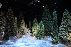 2022世界杯国际买球与CMA合作，用令人惊叹的逼真圣诞树和设计精美的节日装饰“CMA乡村圣诞节”舞台décor!