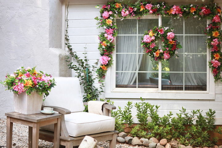 An outdoor lounge area decorated 与 flowers and greenery