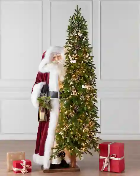 由det365中文网站 - beat365中文官方网站(澳门)在线有限公司 -welcome设计的6英尺真人大小的经典Biltmore Santa
