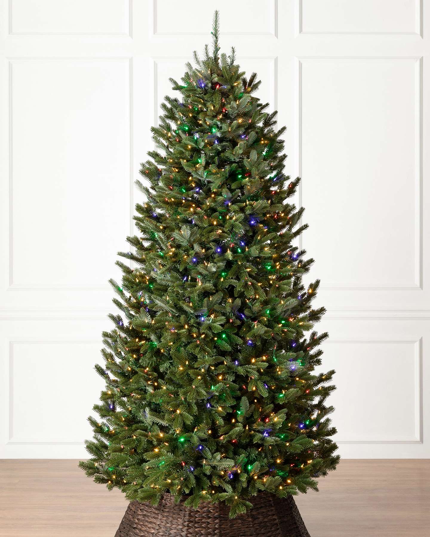 Sapin de Noël artificiel étroit en sapin Fraser de Balsam Hill avec lumières DEL Color+Clear