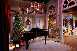欧宝体育comBalsam Hill与CMA合作，用令人惊叹的逼真圣诞树和设计精美的节日装饰“CMA乡村圣诞节”舞台décor!
