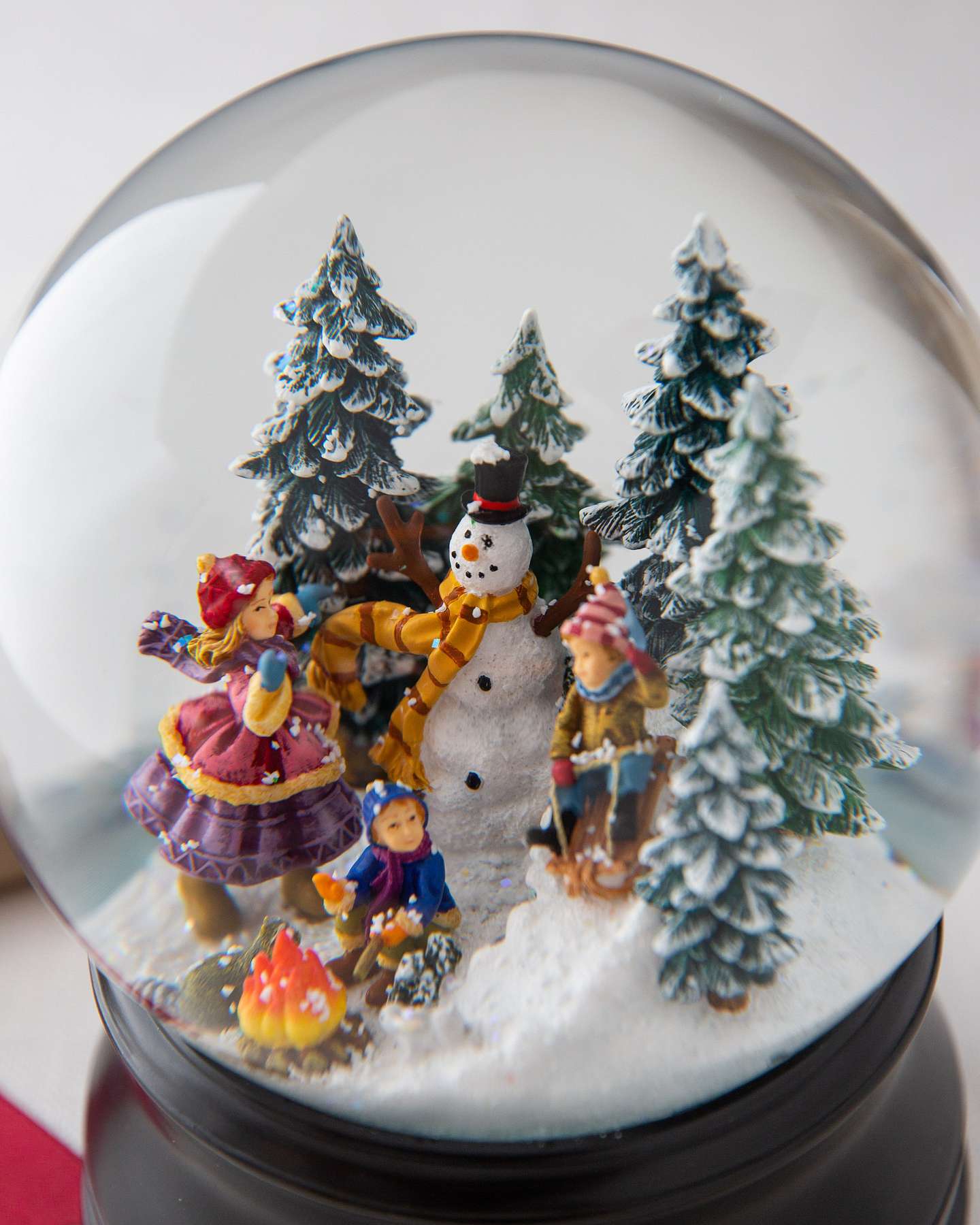 Balsam Hill Village Schneekugel Der Schneemann mit Musik | Nahaufnahme