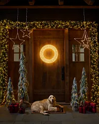 Mit Weihnachtsgirlande geschmückte Glastür