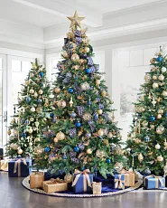 Künstliche Weihnachtsbäume mit saphirblauen und goldenen Kugeln, Bändern, Weihnachtsbaumzweigen, Baumspitze und Baumdecke