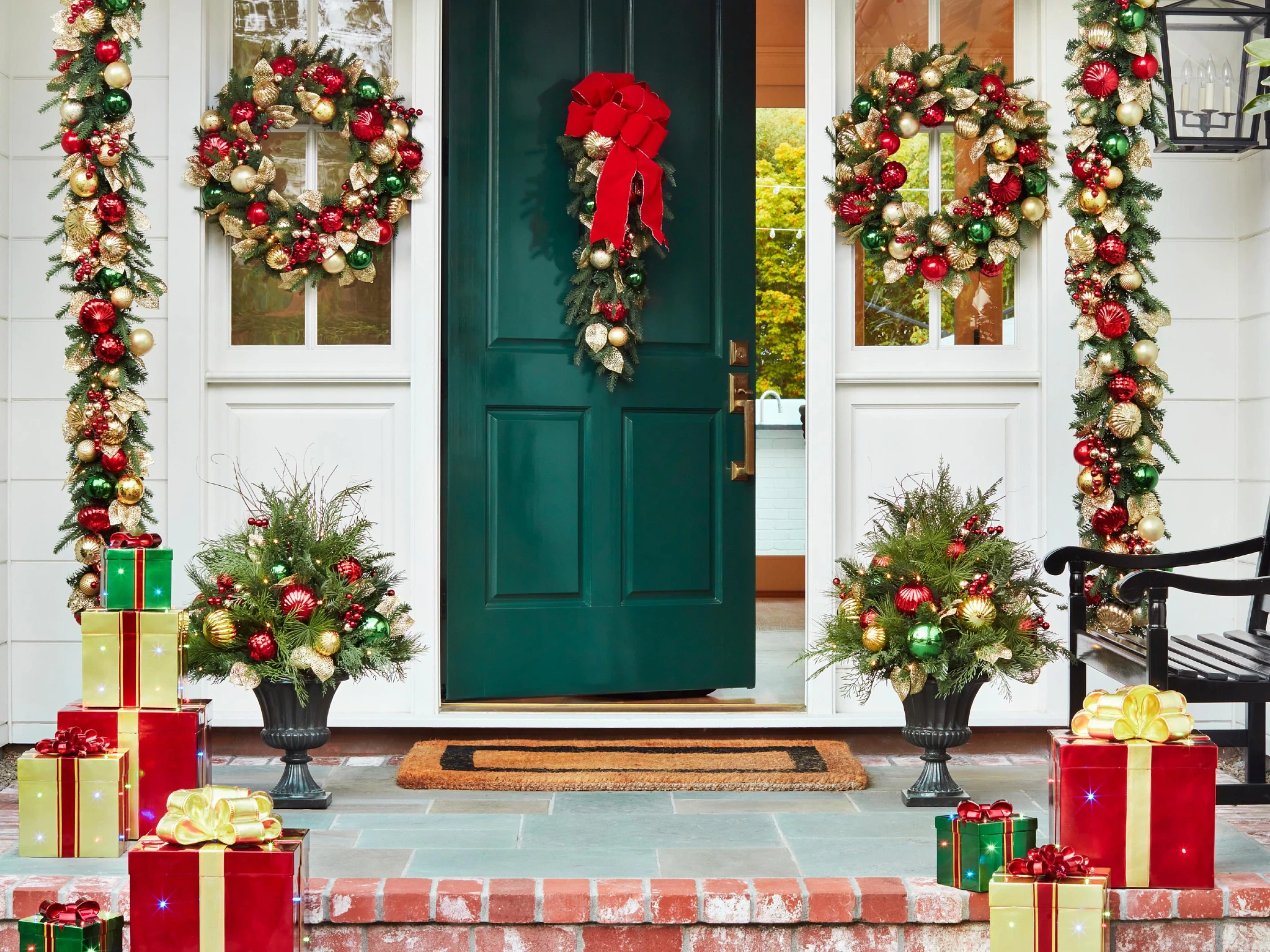 Klassische Türdekorationen für Weihnachten