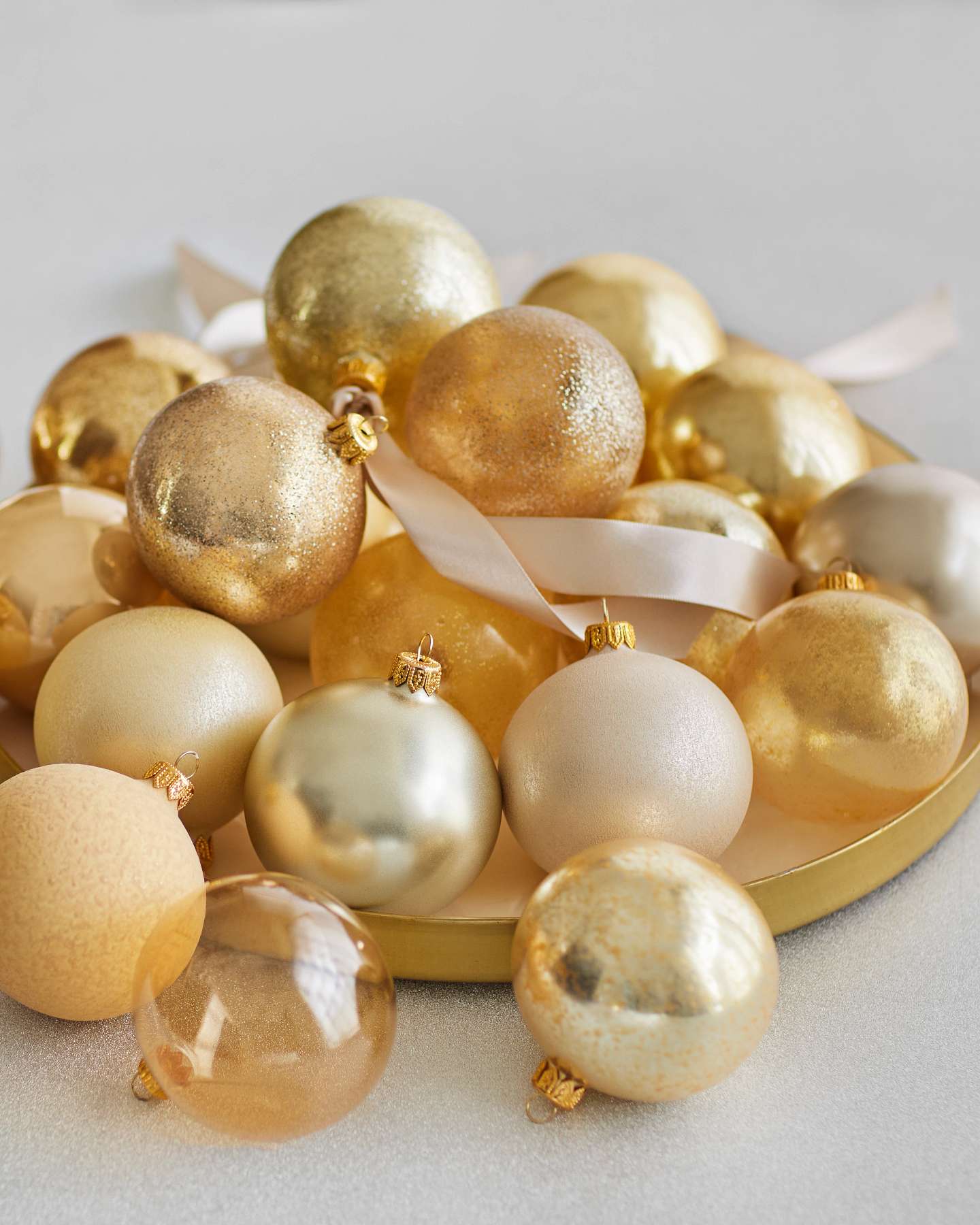 Balsam Hill Essentials Tonal Bauble Set Classic Christmas Palette