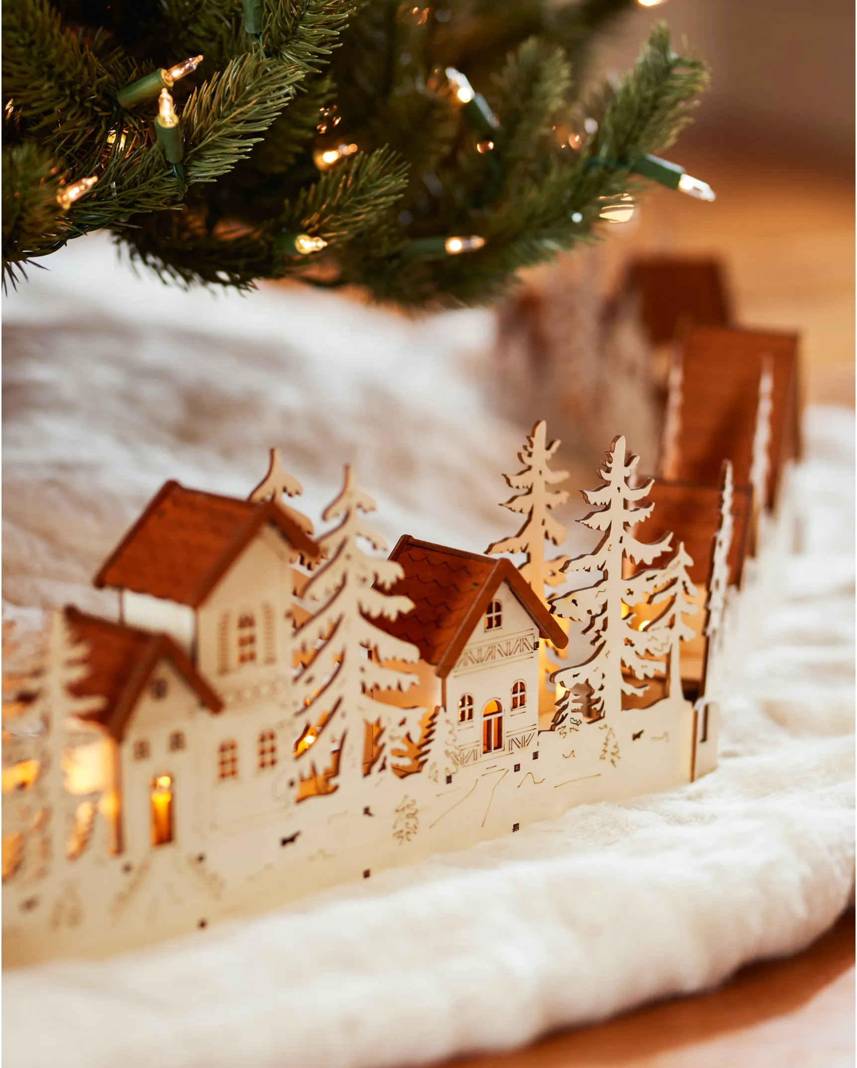 Weihnachtsdorf aus Holz für den Weihnachtsbaum | Balsam Hill