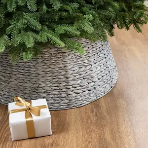 Tree Skirts & Collars