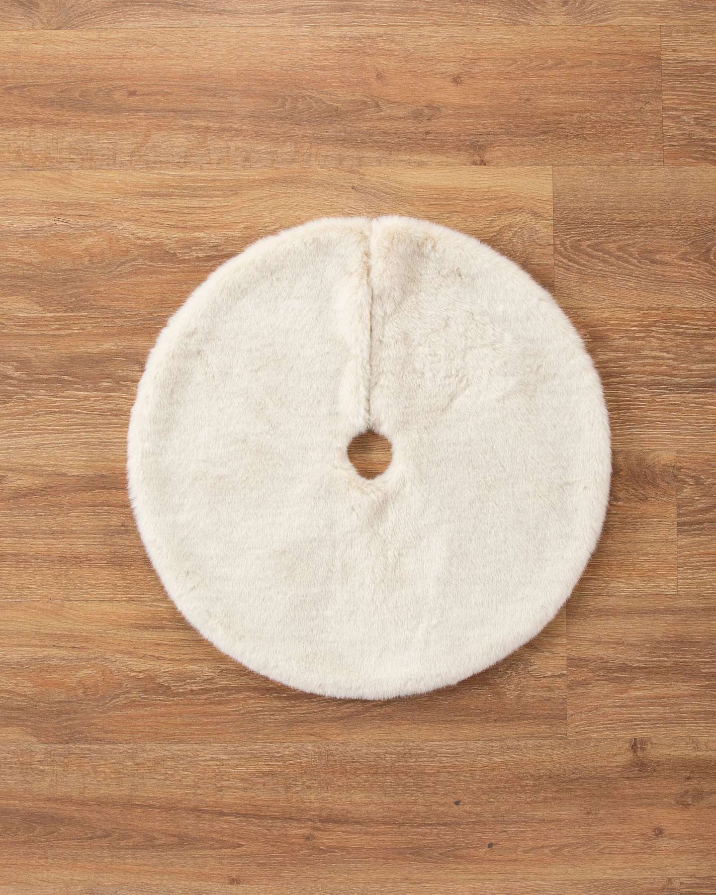 Balsam Hill 24in Ivory Lodge Faux Fur Artificial Christmas Tree Skirt Closeup