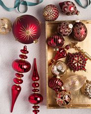 Assorted Christmas tree baubles in burgundy and gold