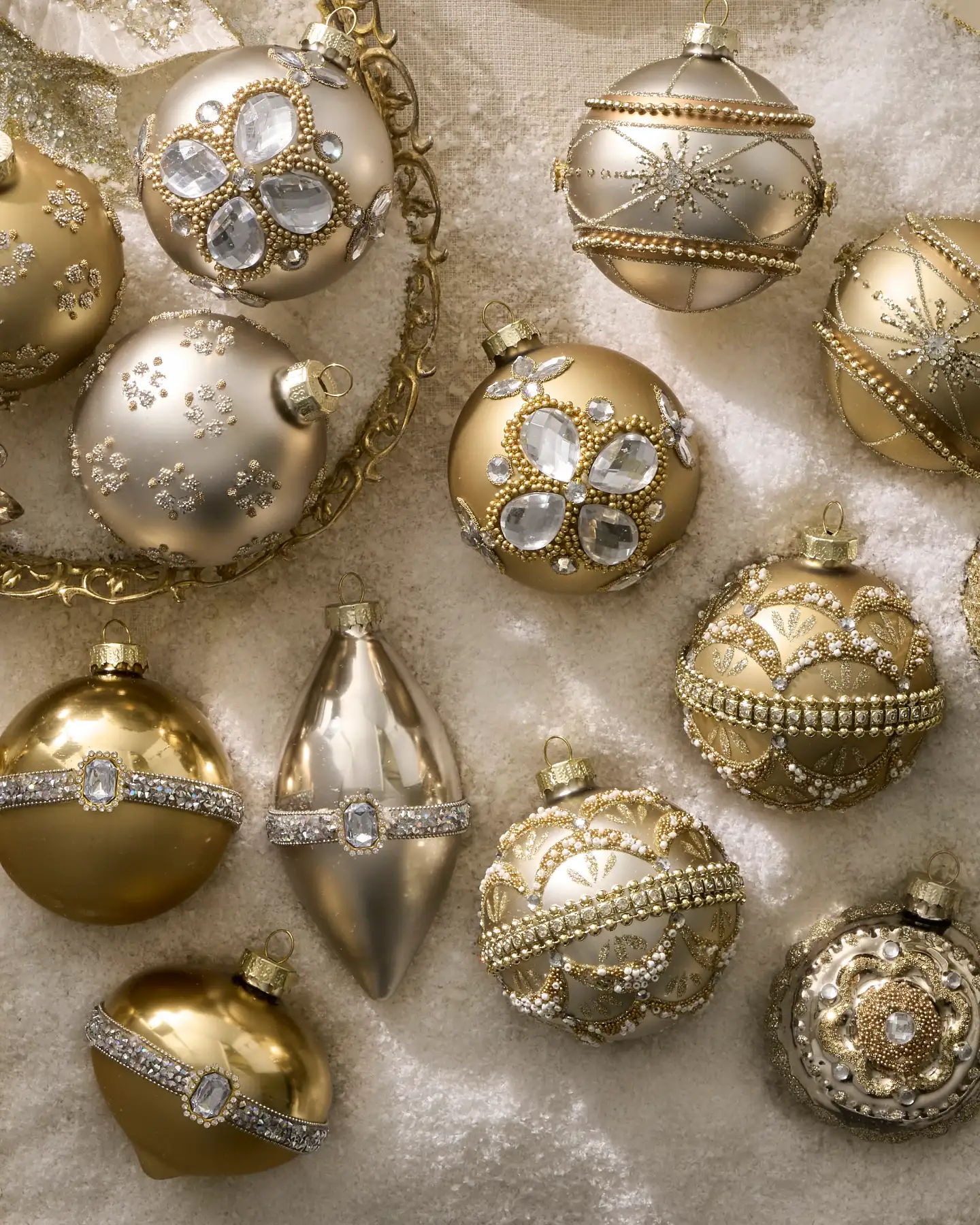 Traditionelles Weihnachtskugel-Set aus Glas mit Schmucksteinen