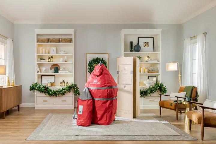 Sacs de rangement à côté de l'emballage du sapin