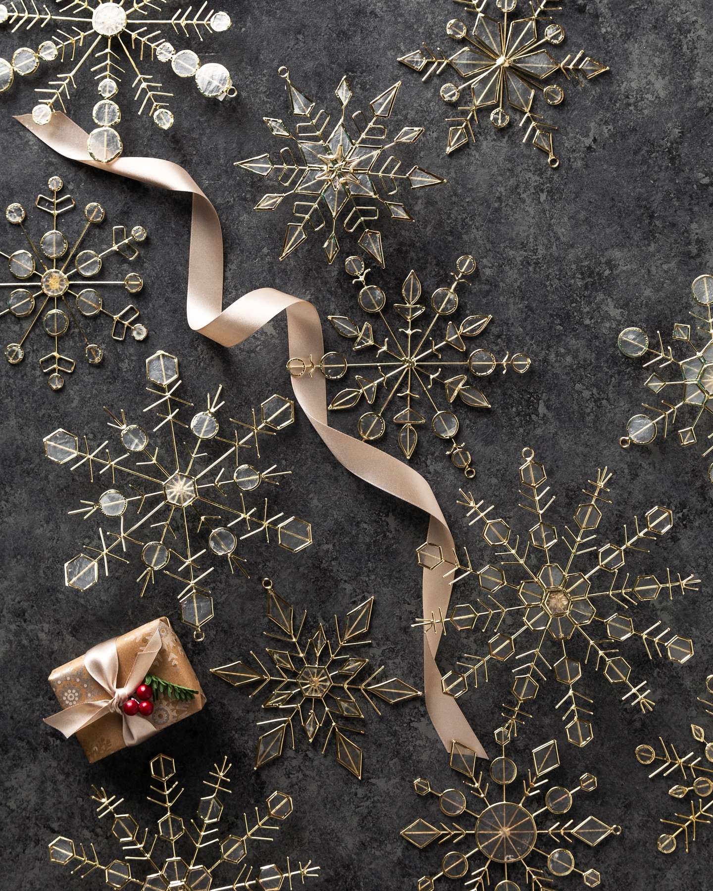 Balsam Hill Snowflake Capiz Artificial Christmas Ornament Set of 12 Presentation