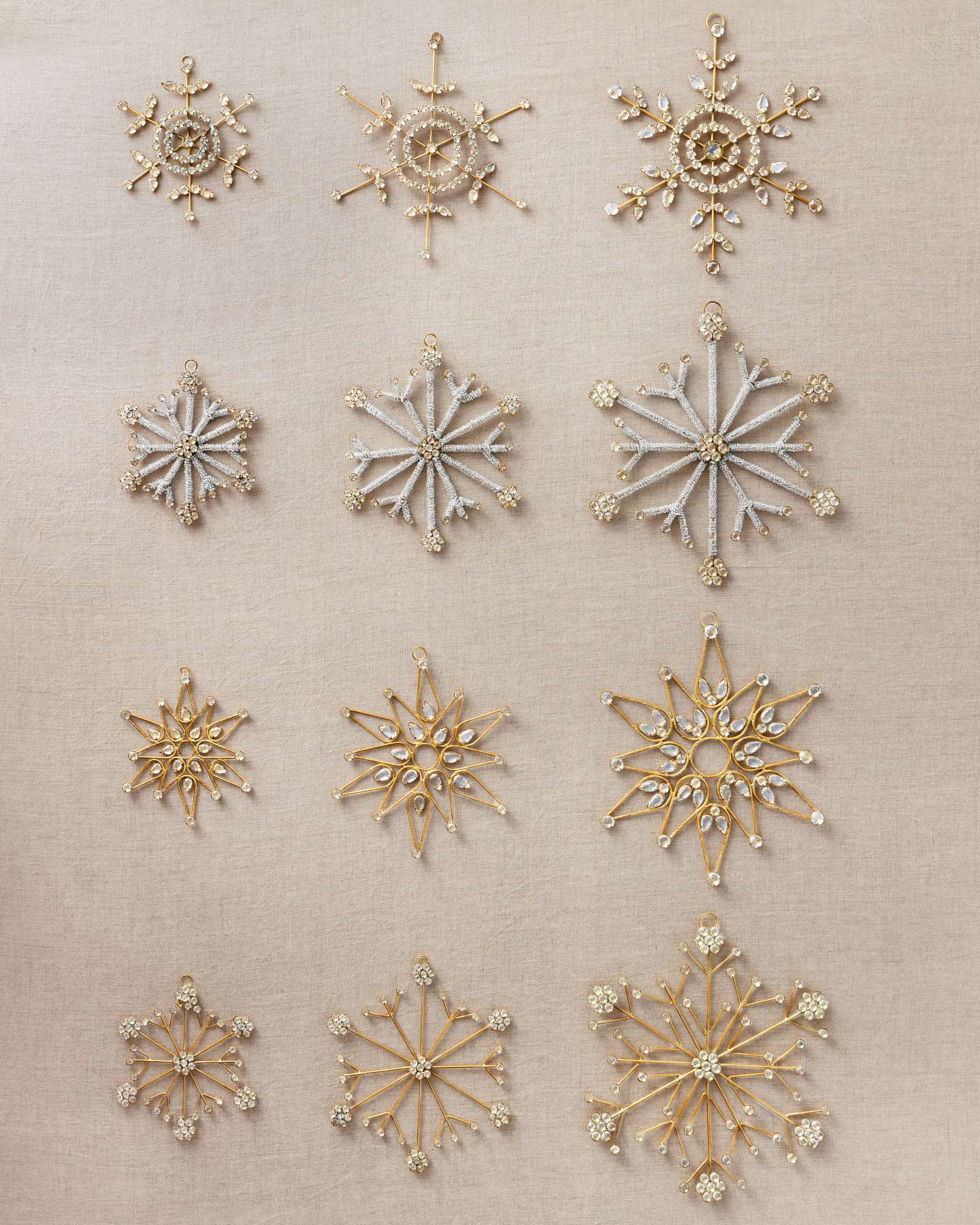 Boules de Noël dorées vieilli avec flocons de neige Balsam Hill | Motifs complexes