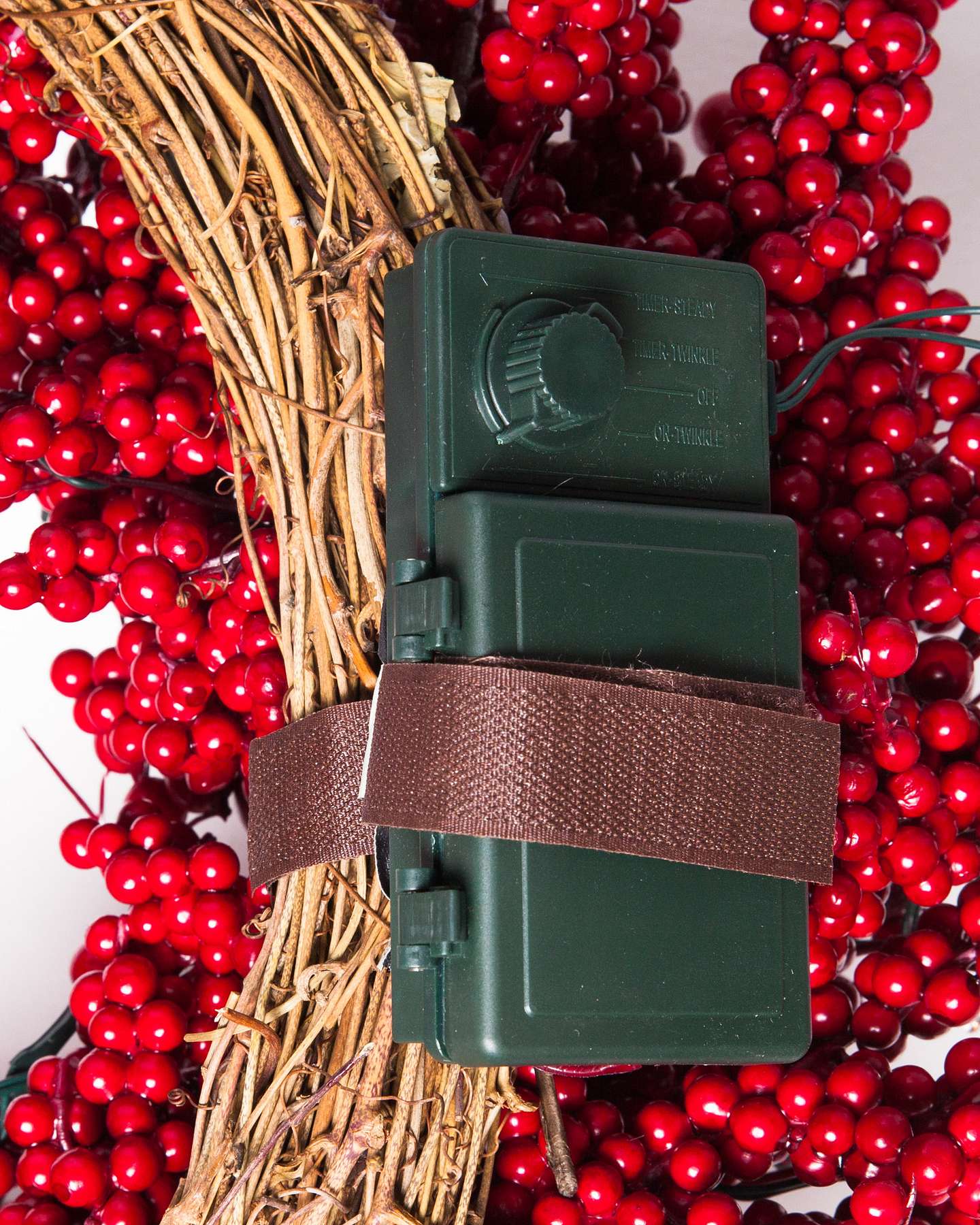 Balsam Hill Festive Red Berry Artificial Christmas Wreath Battery Pack Special Feature