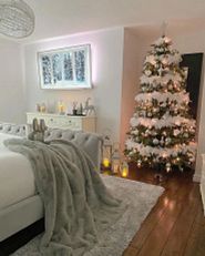 Un sapin mince Silverado pré-illuminé de Balsam Hill dans une chambre à coucher