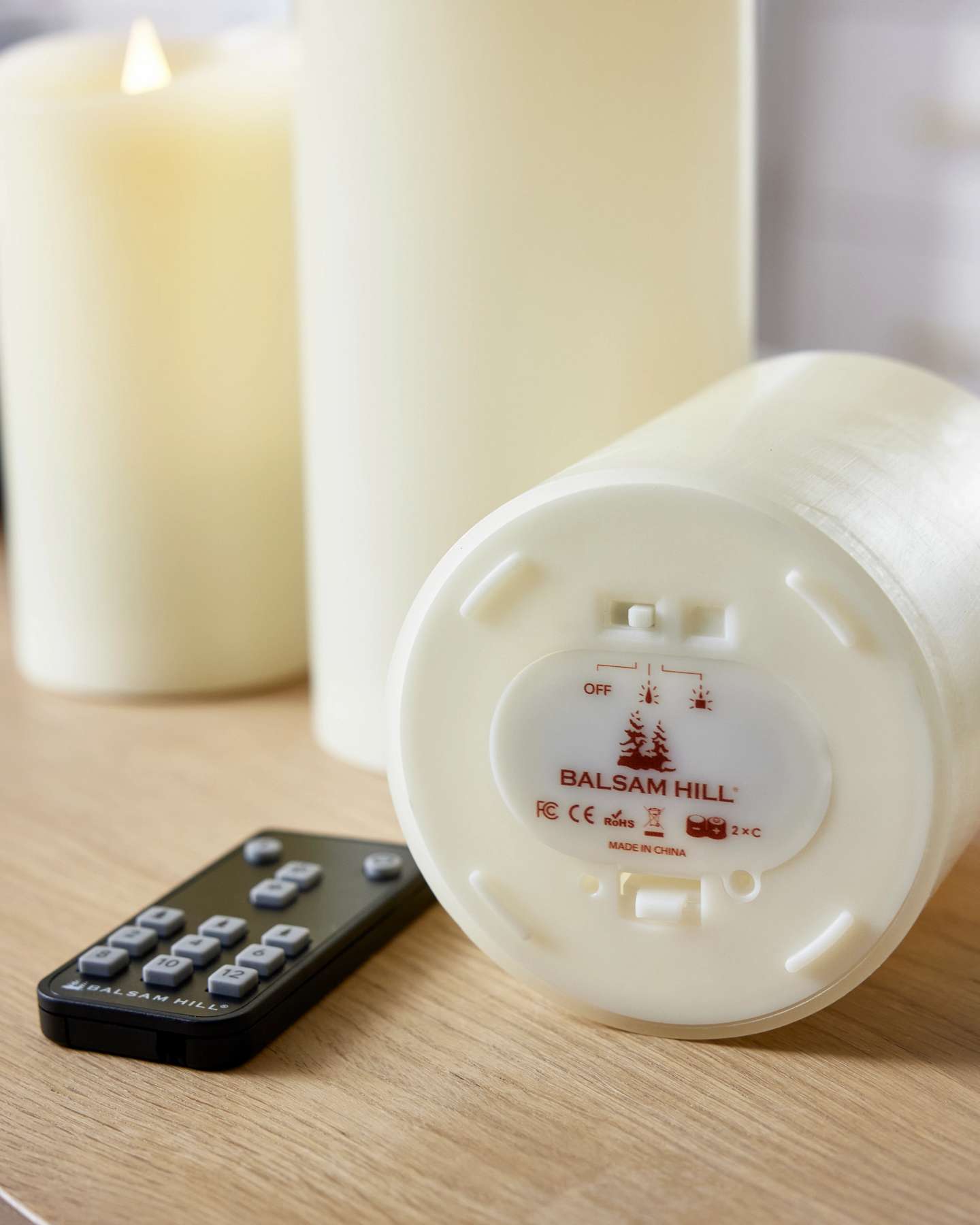 Balsam Hill Bougies mixtes avec LED 3D premium Miracle Flame, ivoires, lot de 3 | Gros plan