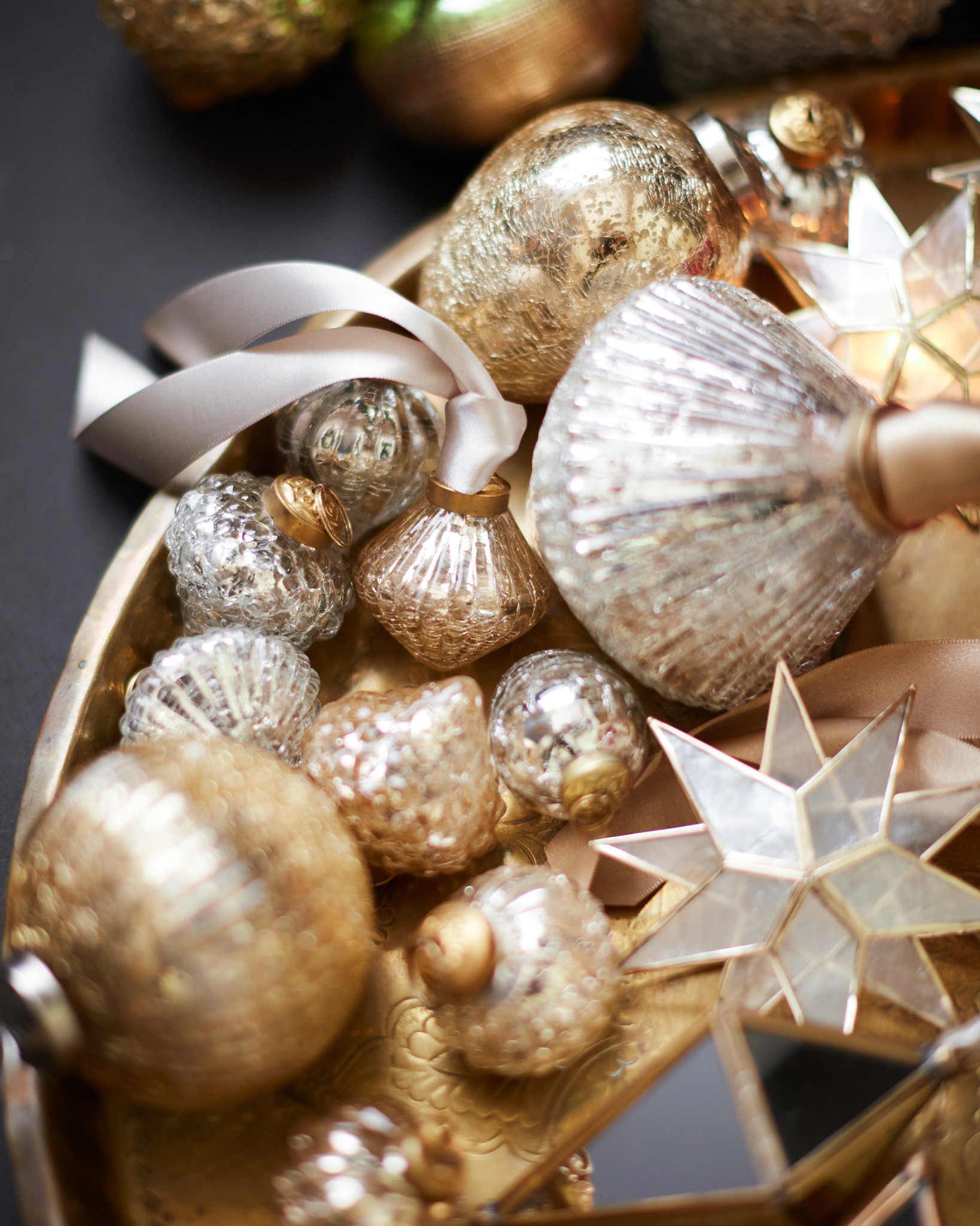 Goldene Kugeln aus Silberglas in verschiedenen Formen