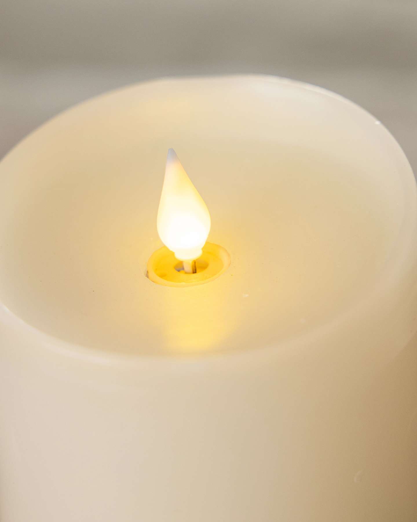 Balsam Hill Fragrant Favorites Pillar Candle Scent Diffuser Light Closeup