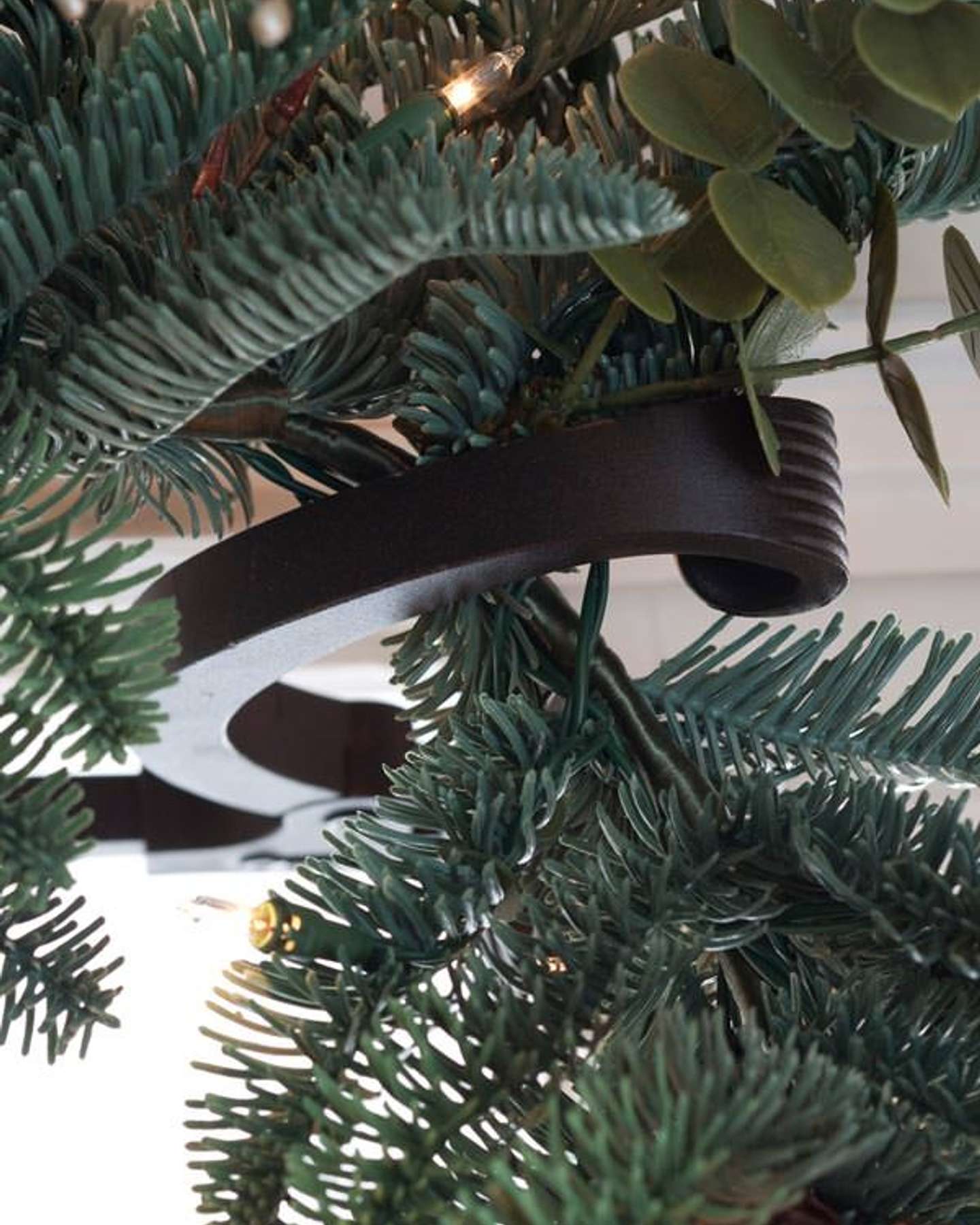 Fixation de guirlande pour porte, taille standard Balsam Hill | Gros plan