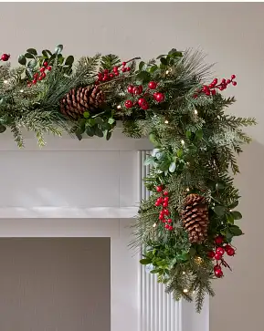 Weihnachtsgirlanden mit Beleuchtung & mehr