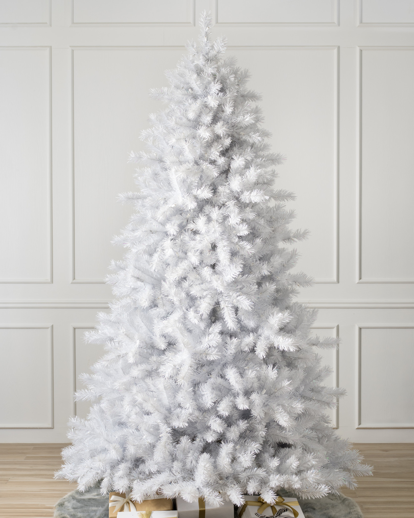 Classic White Artificial Christmas Tree Balsam Hill   WWW T UK Classic White Christmas Tree Unlit SSC 40 