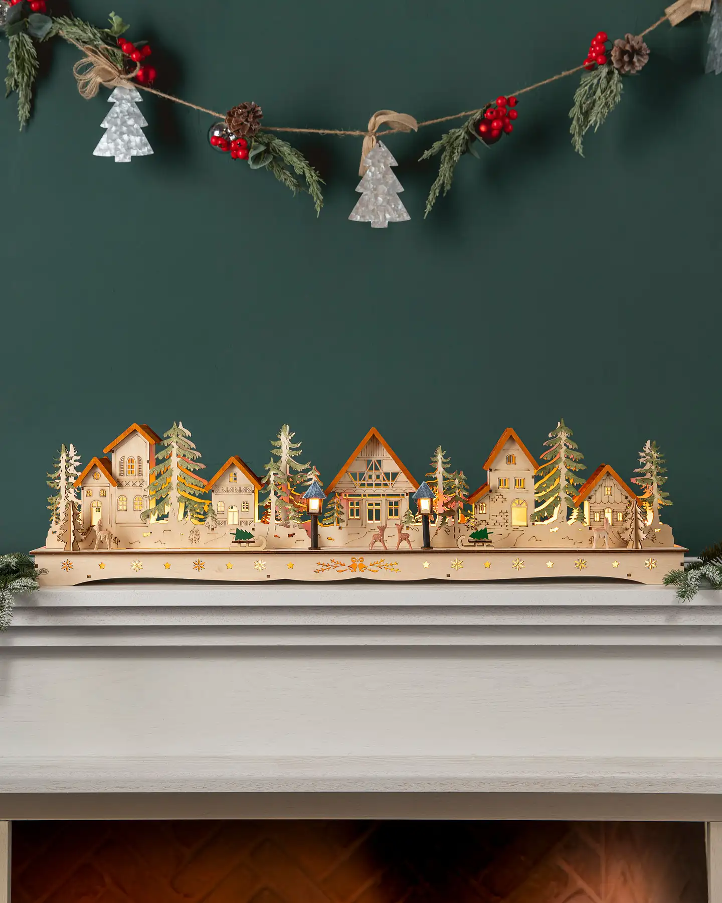 Beleuchtete Kamindekoration „Weihnachtsdorf“ aus Holz