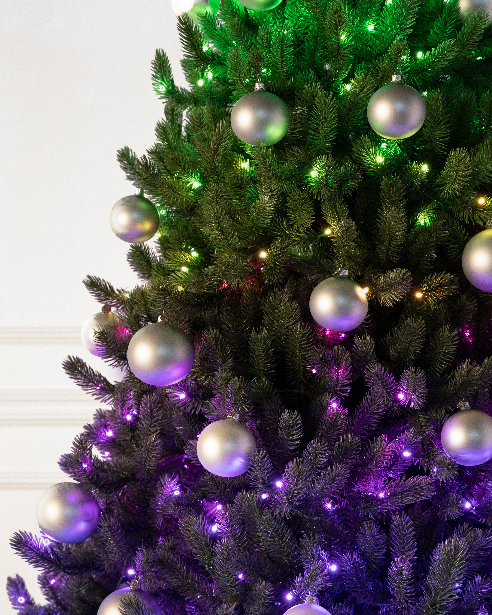 Gros plan d'un sapin de Noël artificiel avec lumières qui changent de couleur