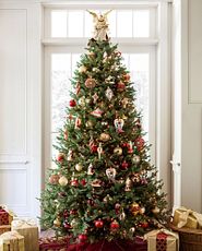 Künstlicher Weihnachtsbaum mit roten und goldenen Kugeln