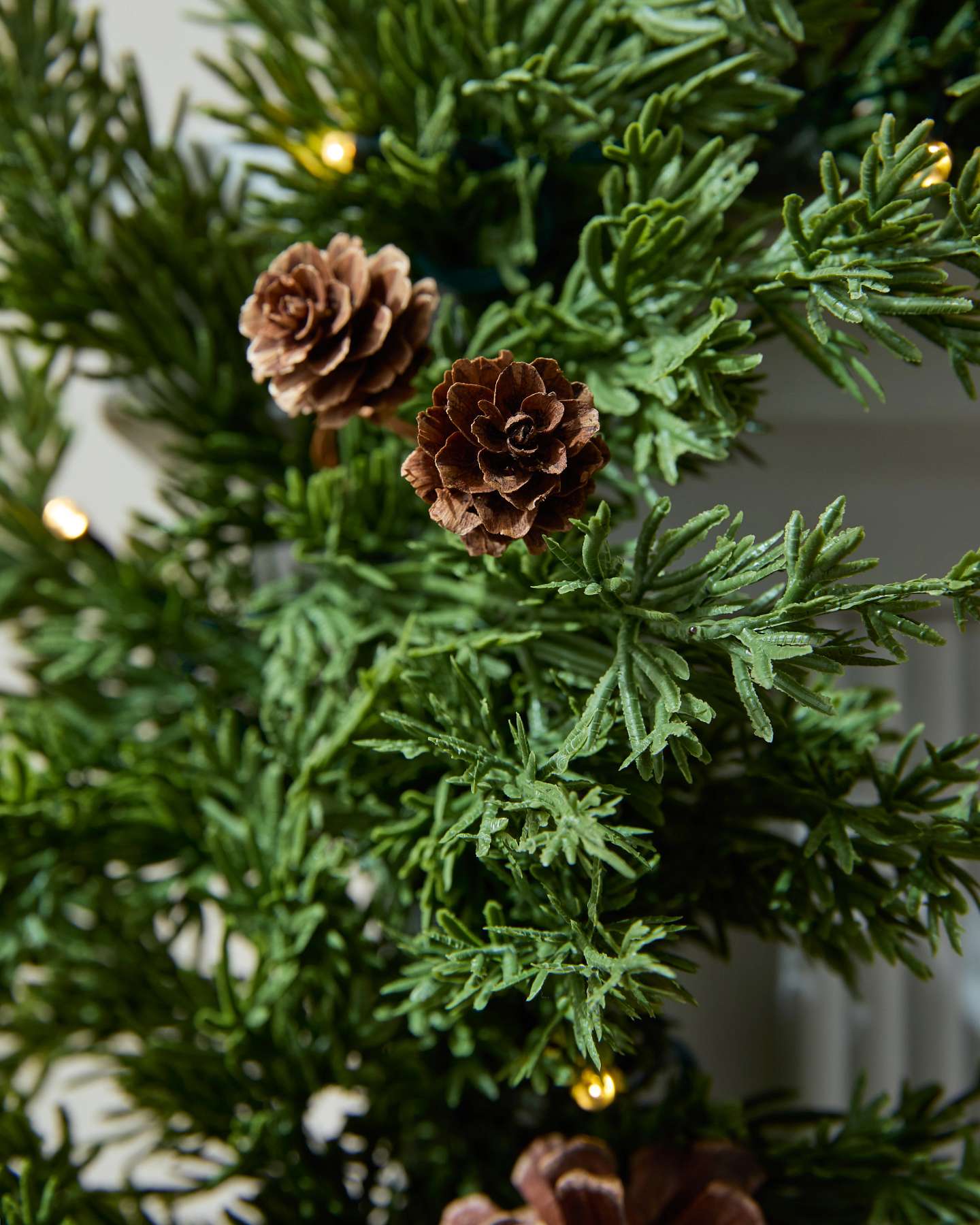 Festone Splendore di pigne e cipressi Real-Feel® 305 cm