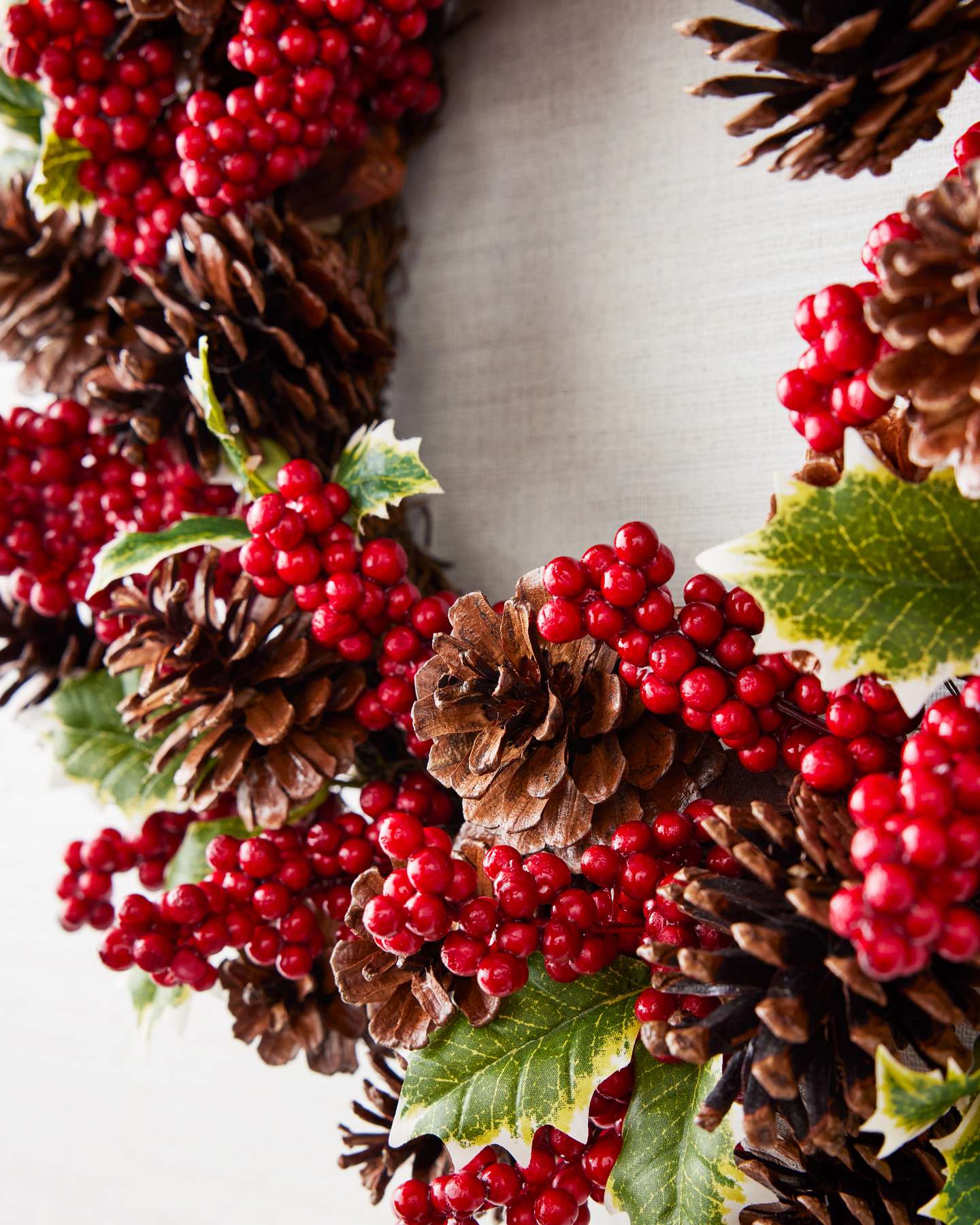 Balsam Hill Kranz mit Mistelzweigen, Beeren und Kiefernzapfen 45 cm, unbeleuchtet | Detail