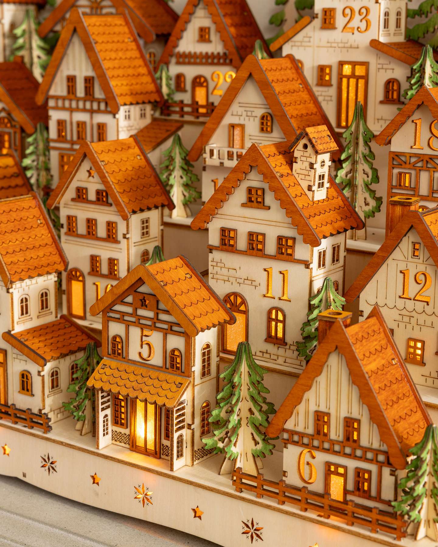 Balsam Hill Adventskalender aus Holz mit Beleuchtung