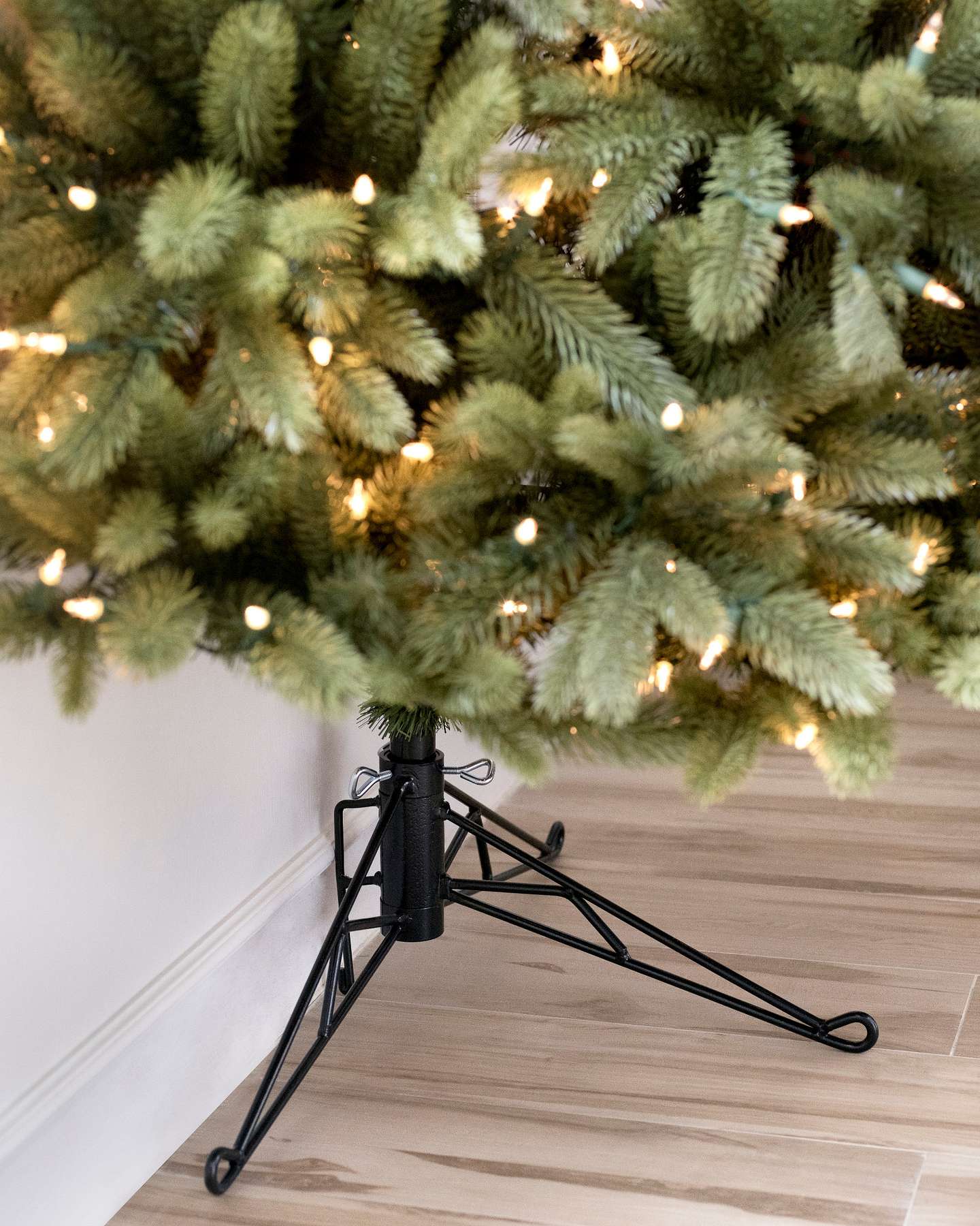 Balsam Hill Fifth Avenue Flatback Artificial Christmas Tree Stand Special Feature