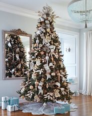 Un sapin de Noël avec des décorations argentées et dorées.