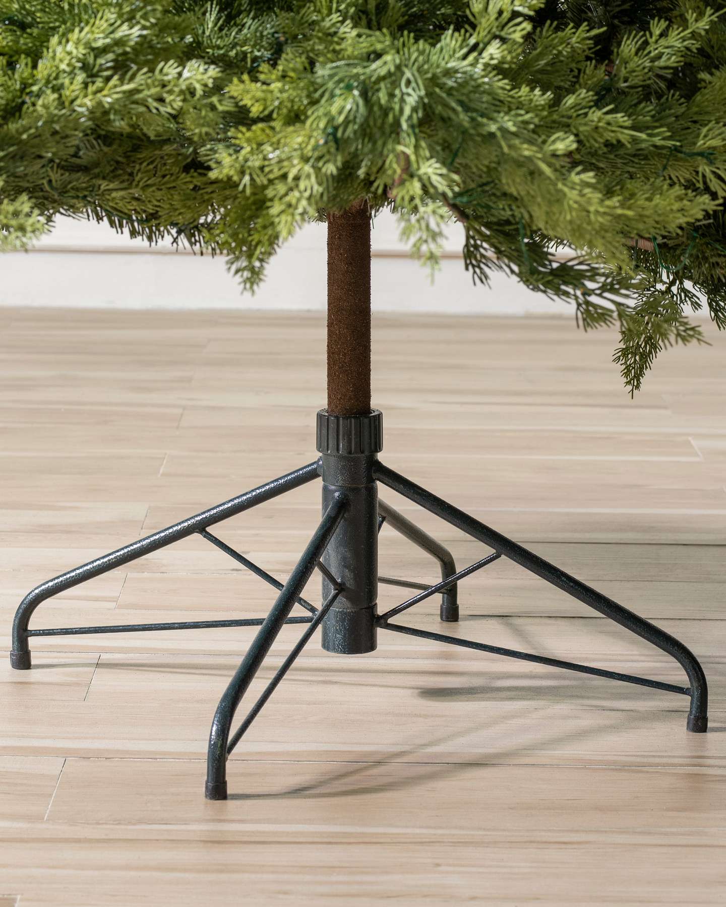 Balsam Hill Grand Canyon Cedar Artificial Christmas Tree Stand Special Feature