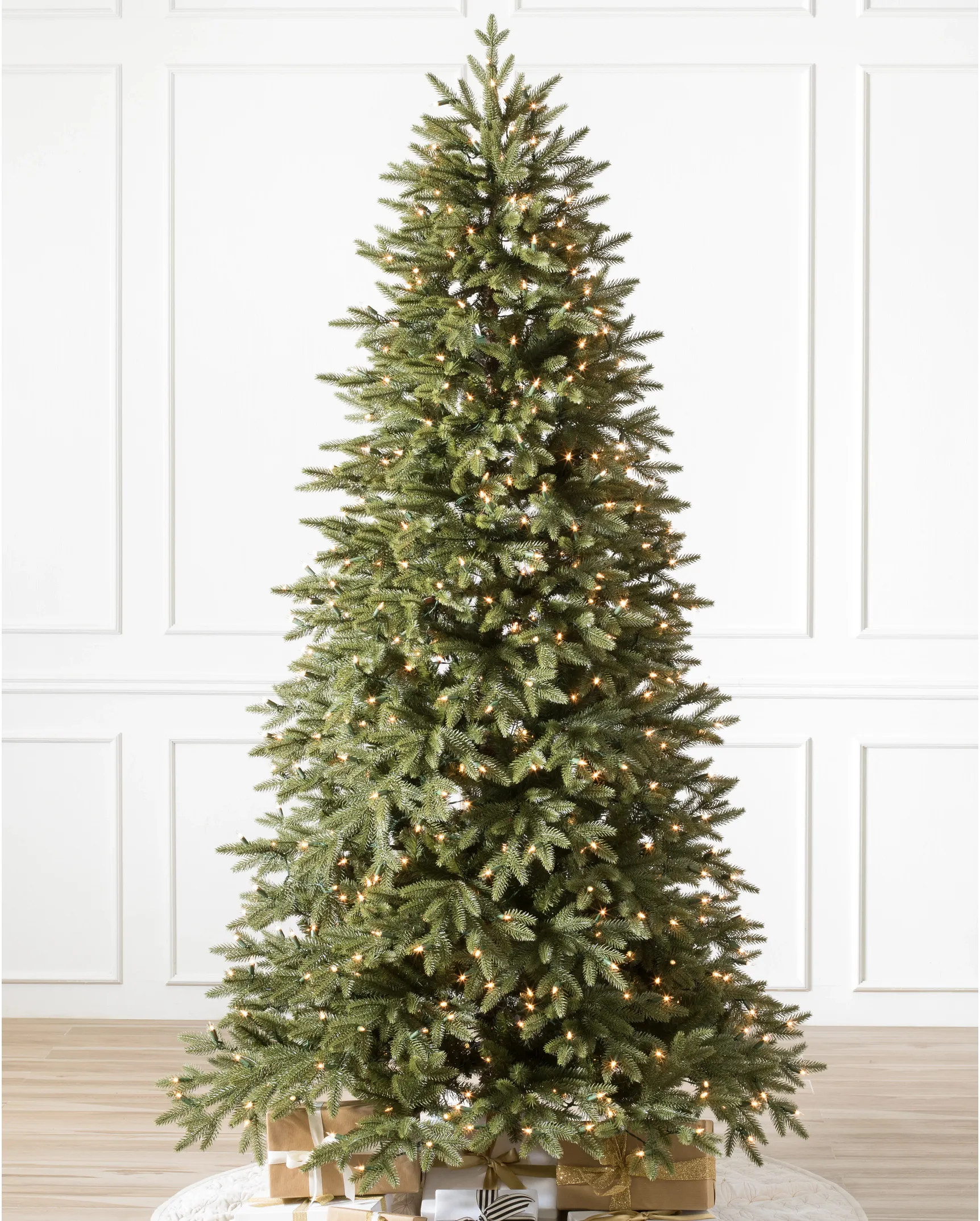 https://source.widen.net/content/fnmbkg83ju/webp/Stratford-Spruce-Artificial-Christmas-Tree_LEDCA_SSC-10.webp?position=c&color=ffffffff&quality=80&u=7mzq6p&w=862&h=1074&retina=true