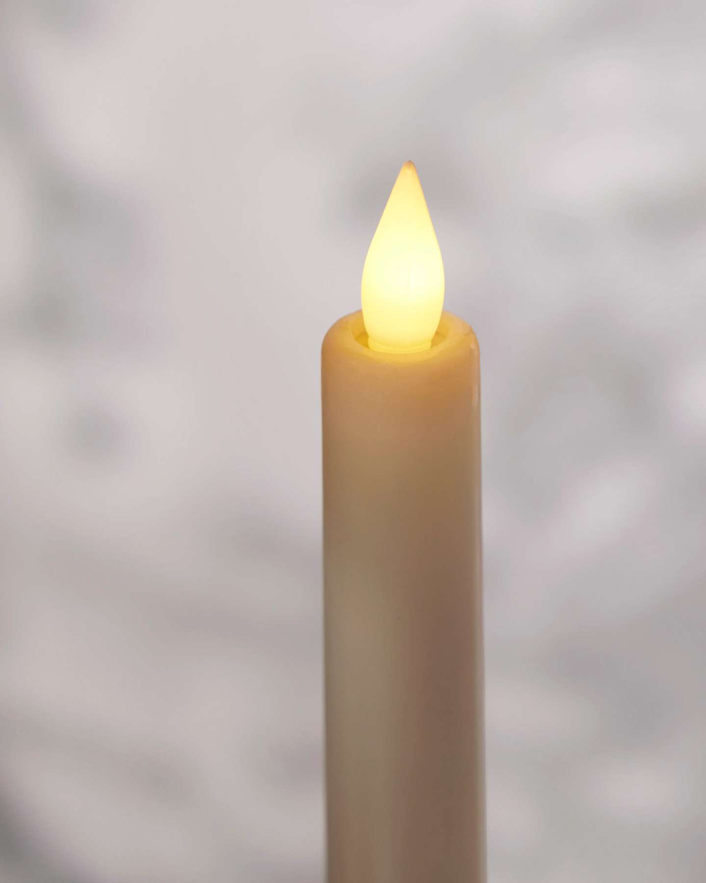 Balsam Hill Bougies à flamme vacillante vintage avec LED Miracle Flame pour fenêtre, set de 2 | Gros plan