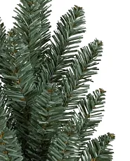 Gros plan d'un sapin artificiel traditionnel en PVC