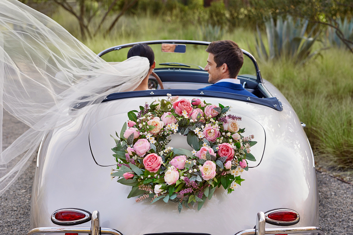 Choosing Wedding Flower Arrangements for Your Wedding Car
