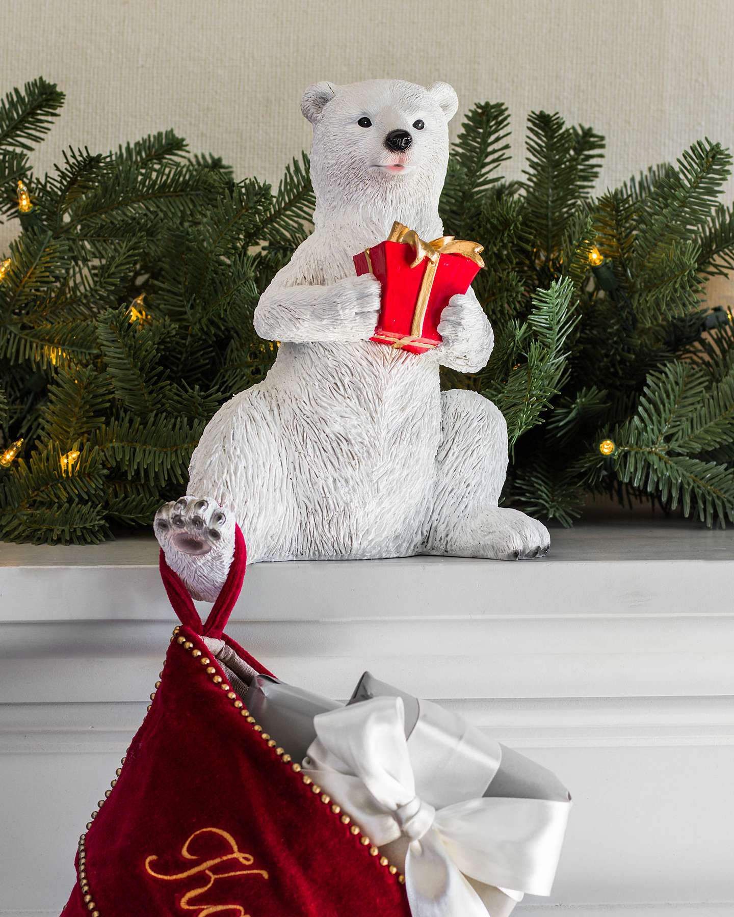 Balsam Hill Weihnachtsgeschenk-Strümpfhalter mit Eisbärenfamilie | Nahaufnahme