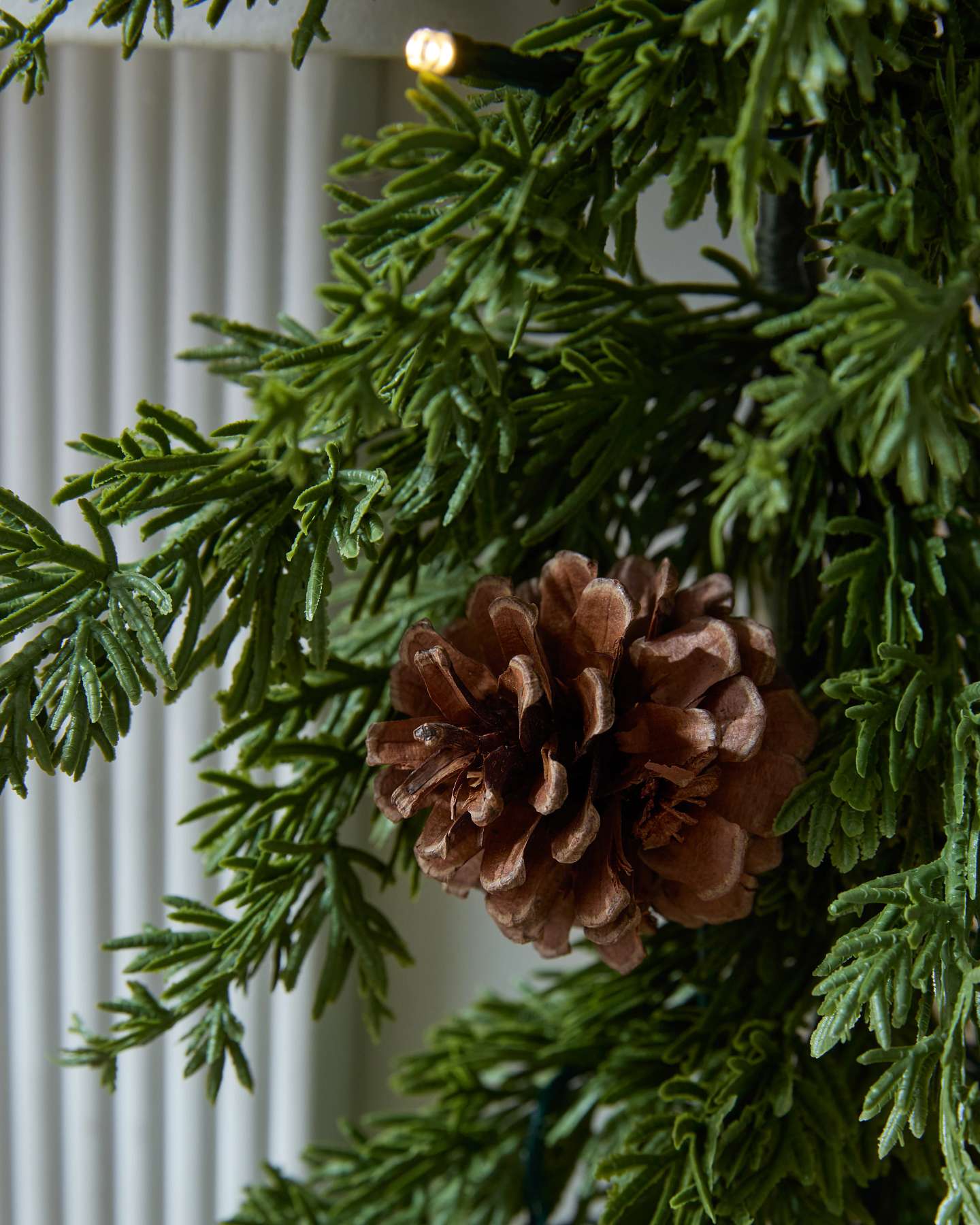 Festone Splendore di pigne e cipressi Real-Feel® 305 cm
