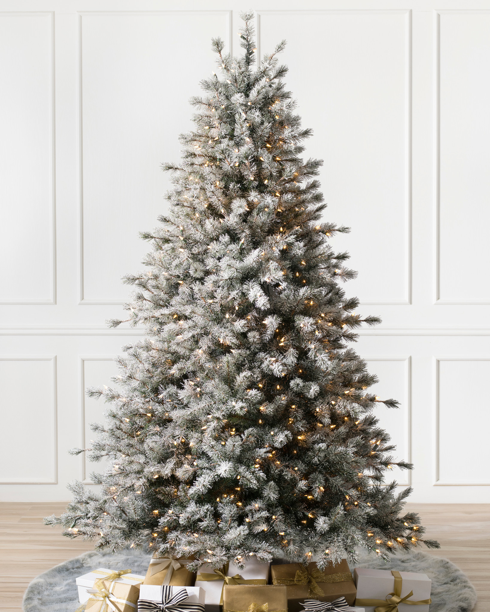 How to Create a Stunning Frosted Tree Decorated for the Holidays