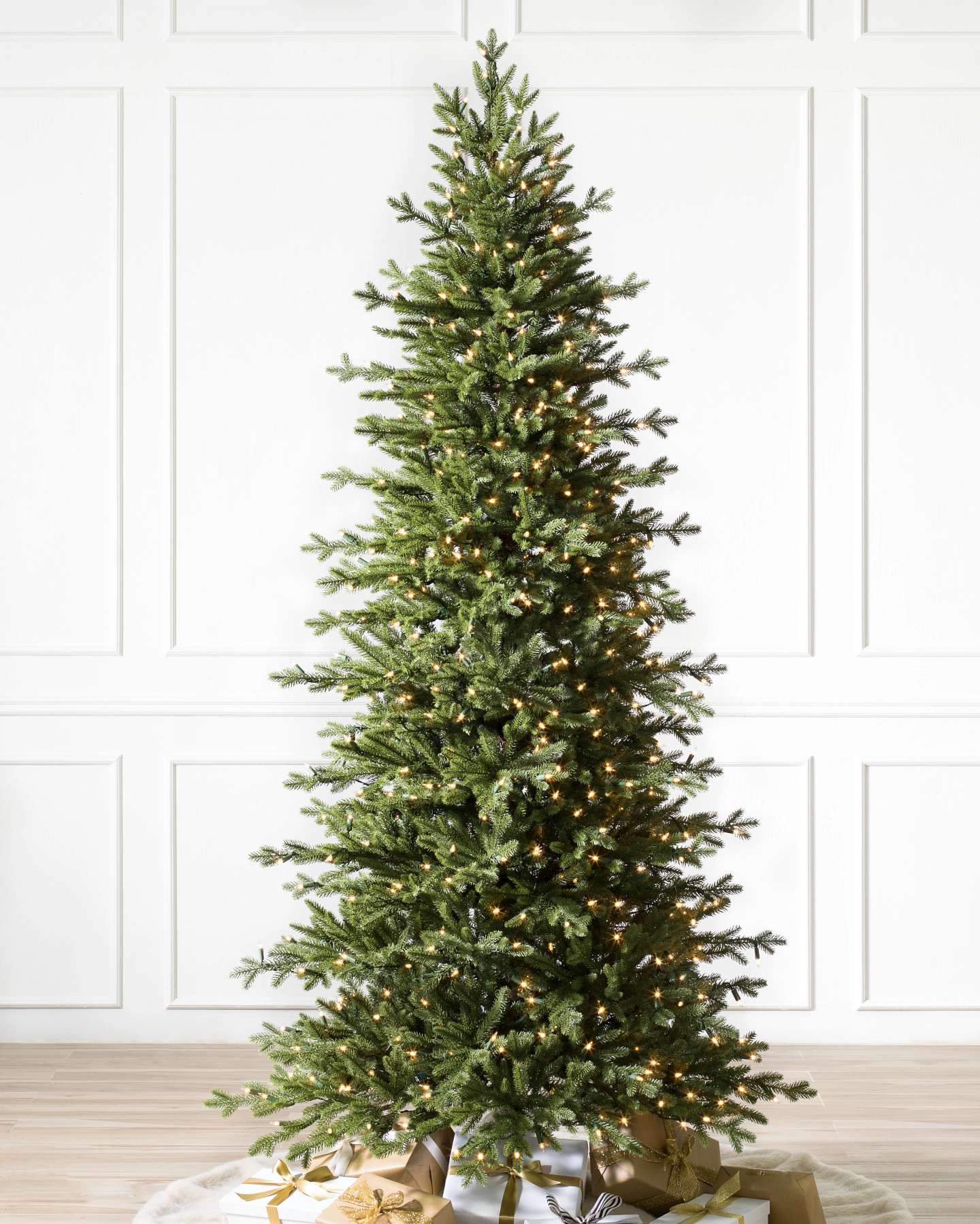 Sapin de Noël artificiel mince épinette rouge Balsam Hill avec éclairage DEL