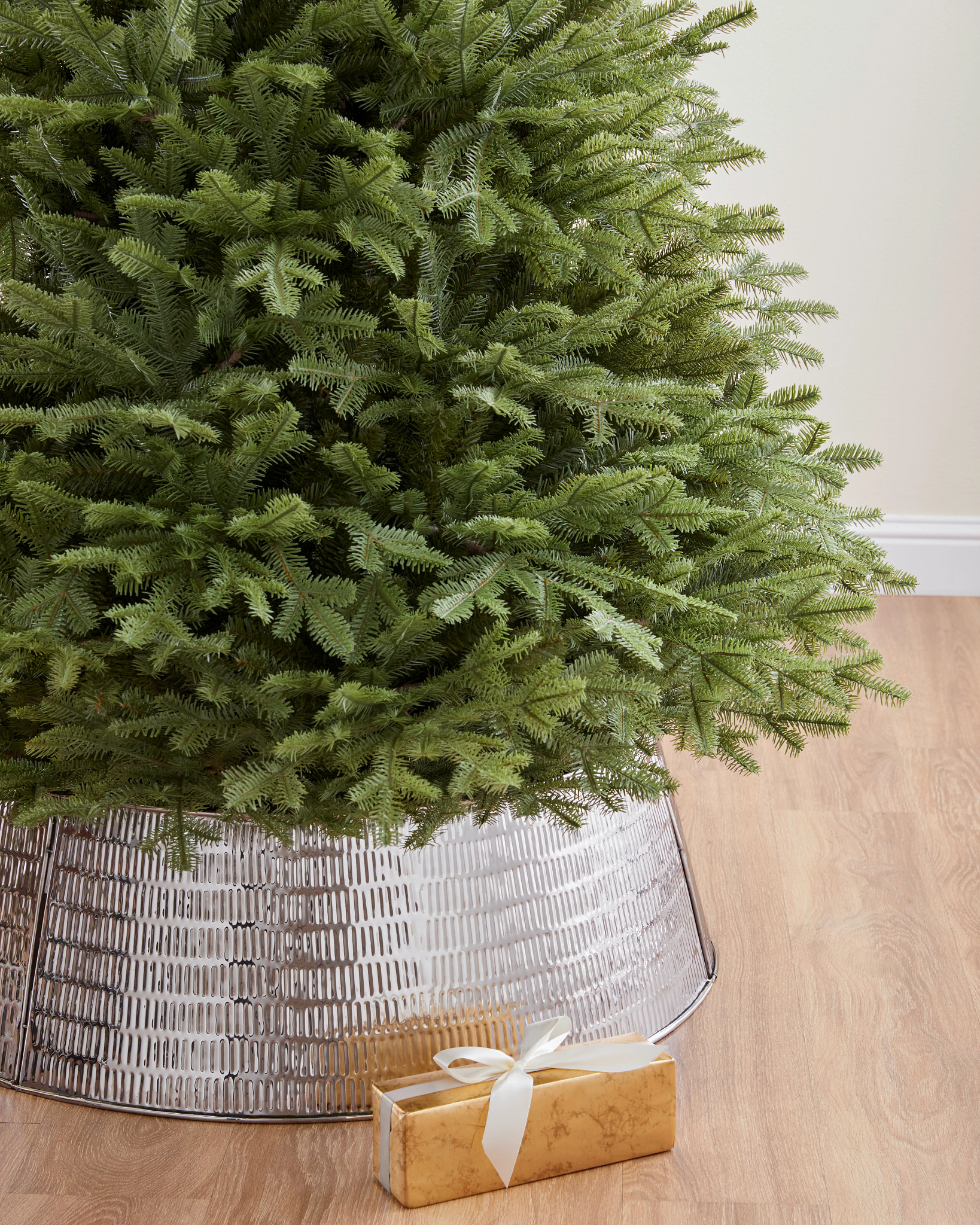 Silver Textured Metal Christmas Tree Collar