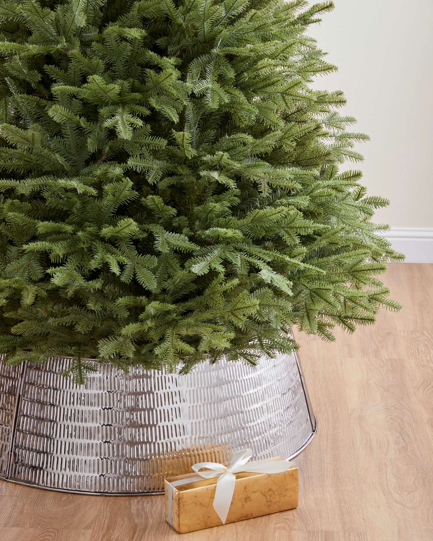 Silver Textured Metal Christmas Tree Collar