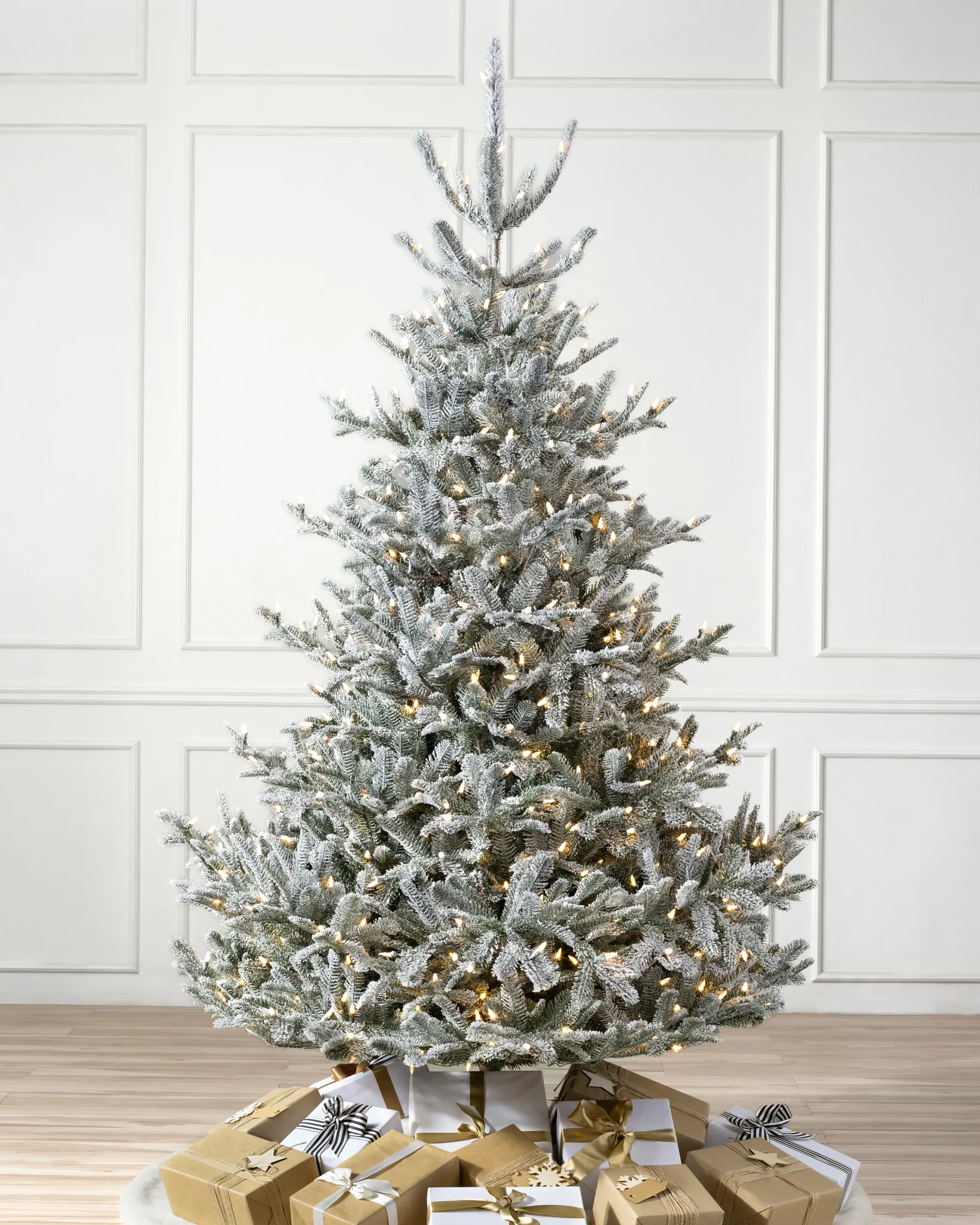 Weißer Weihnachtsbaum mit LED-Beleuchtung