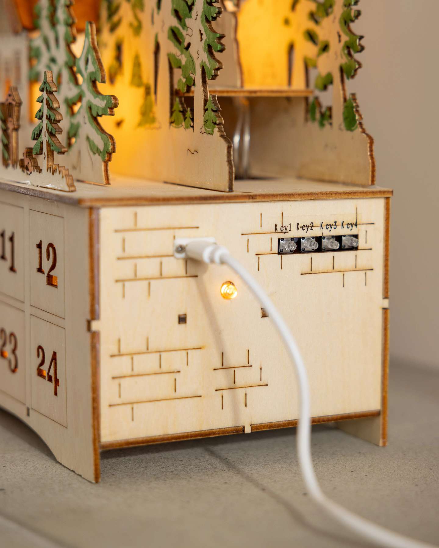 Calendrier de l'Avent en bois lumineux Santa Express Balsam Hill, à brancher | Caractéristique spéciale
