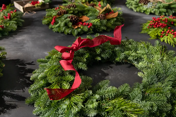 How Long Does a Real Wreath Last: Expert Insights
