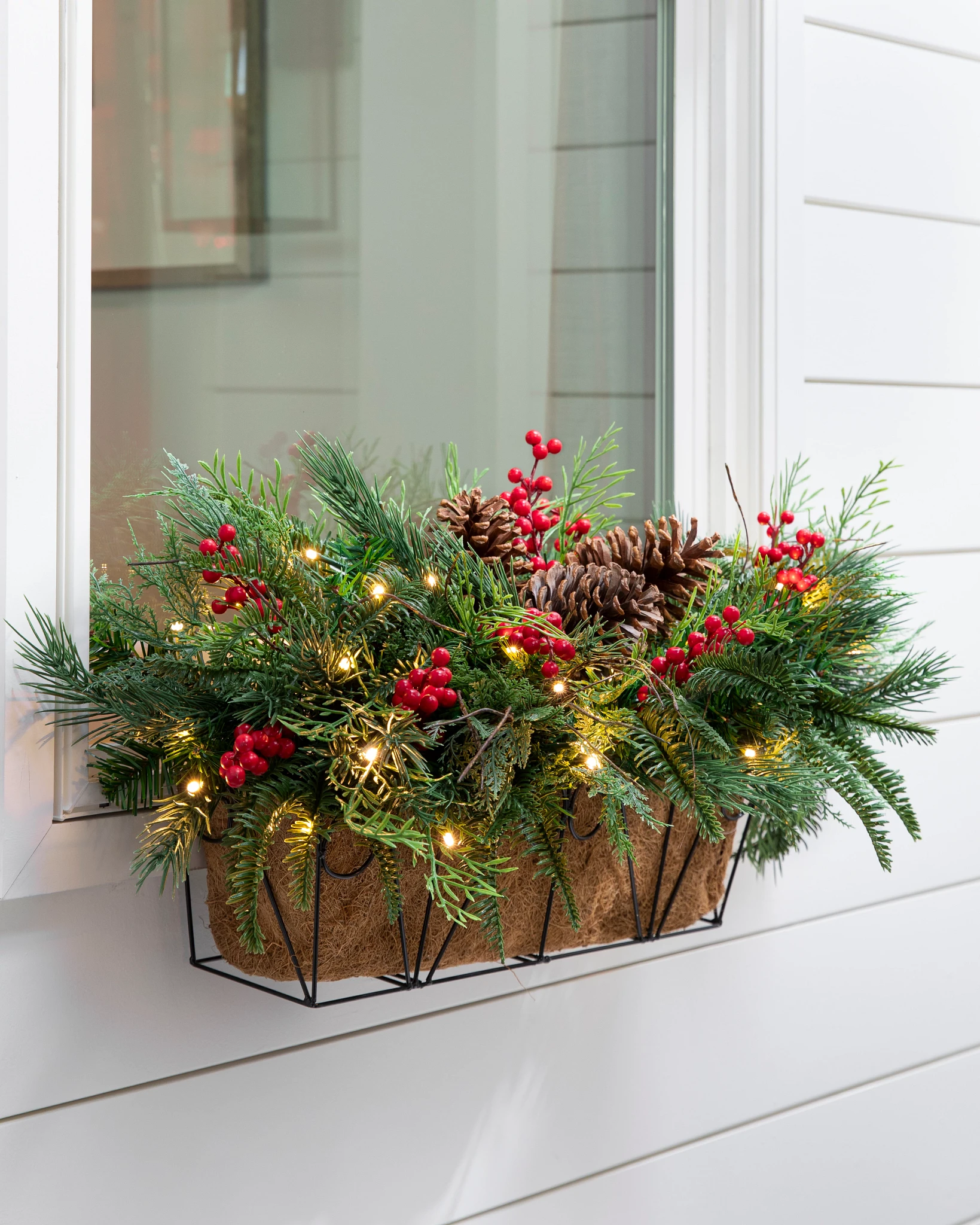 【SOLD OUT】☆ステンドグラス風ハワイアンフレーム☆ クリスマスツリー Outdoor Red Berry Pine Artificial Christmas Window Box | Balsam Hill