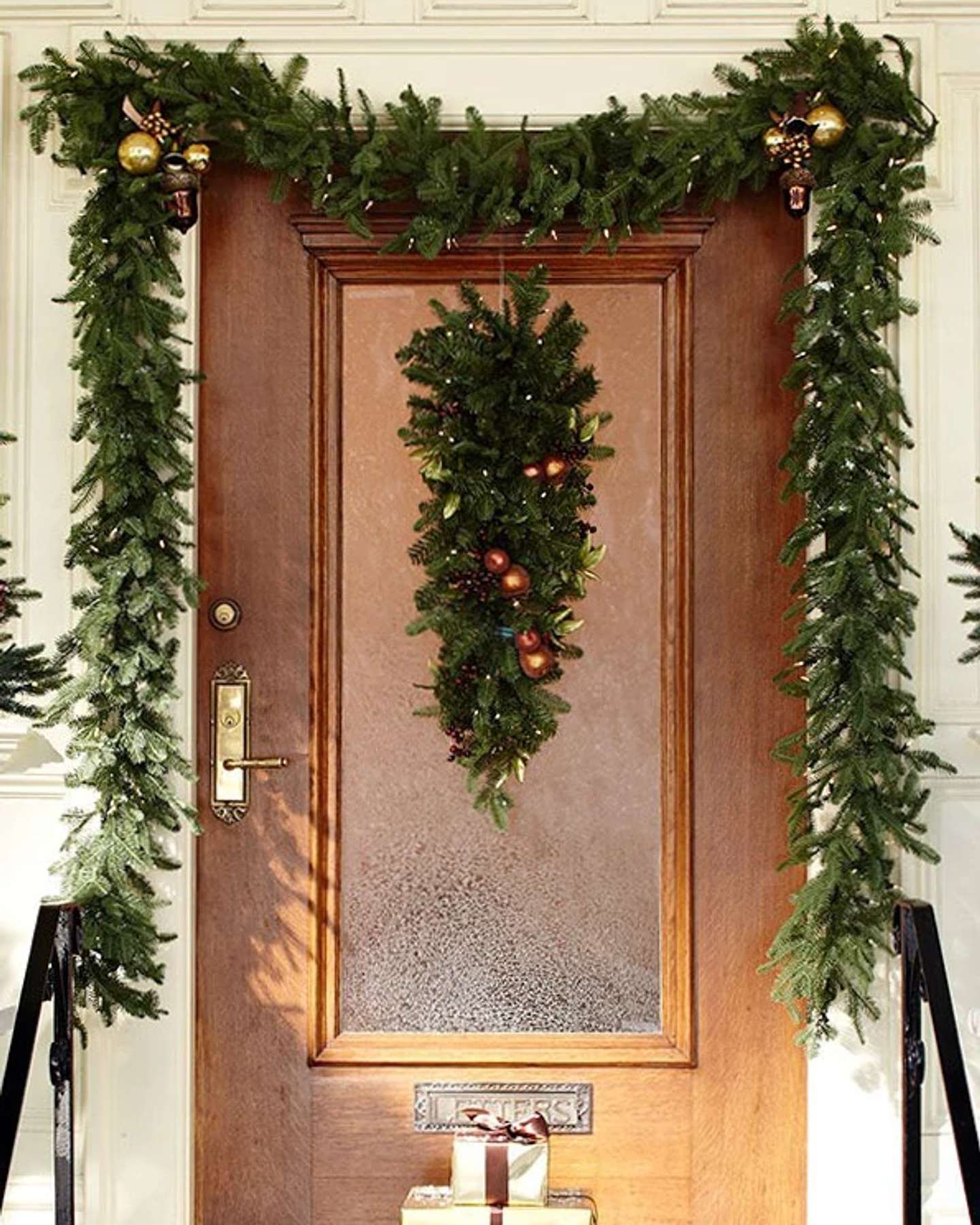 Balsam Hill Balsam Fir Artificial Christmas Garland and Swag Door Display